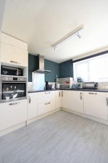 Stylish home in Warwick with parking & EV charger - Warwick - 3