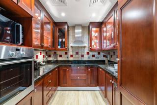 Stylish 1BR in Old Dubai Balcony, Smart TV, Full Kitchen - 7