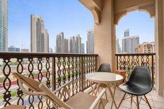 Stylish 1BR in Old Dubai Balcony, Smart TV, Full Kitchen - Dubai - 8