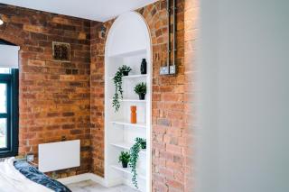 2 King Size Beds in Manhattan styled Oversize Apartment - Leeds - 9