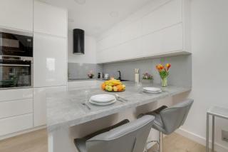 Elegant Apartment with Balcony Near Poniatowski Park Łódź by Noclegi Renters - Łódź - 6