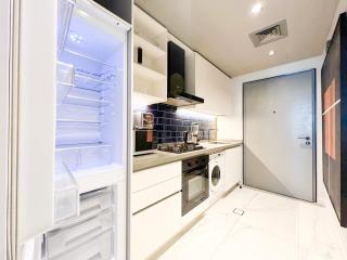 MAG318, Modern Studio Apartment with Great Amenities and Canal View, 5min Walk to Dubai Mall - Dubai - 2