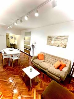 Dpto ubicacion perfecta cuatro habitaciones tres baños en calle caseros, renovado y remodelado - Salta - 0