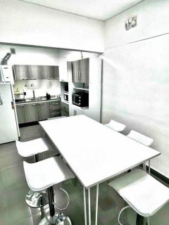 Dpto ubicacion perfecta cuatro habitaciones tres baños en calle caseros, renovado y remodelado - Salta - 4