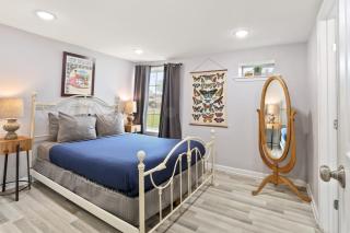Skip to Saint Charles Local Art-Filled Hideaway - New Orleans - 9