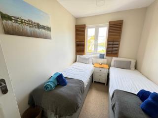 Cerney House, Windrush Lake, Cotswold Water Park - 4