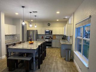 Lush, spacious 5-bdr near attrns - San Antonio - 4