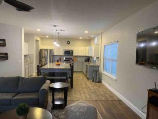 Lxry 5 BR, Large Heated Pool and Spa, Fire Pit (Al) - San Antonio - 1
