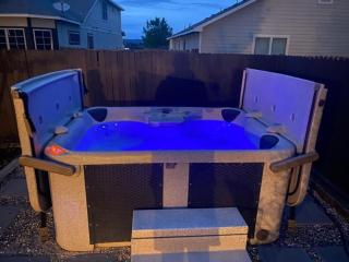 Lush 4BR, Large Bckyd, Hot Tub (Tal) - 7