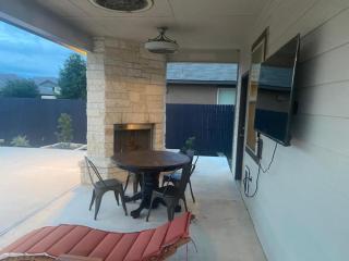 Lxry 4 BR Bckyd, Pool, Hot Tub near attrctns (Tal.) - Helotes - 7