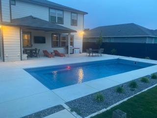Lxry 4 BR Bckyd, Pool, Hot Tub near attrctns (Tal.) - Helotes - 6