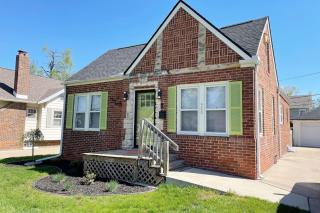 1960s Gem-Close to Downtown And In a Quiet Area - 3