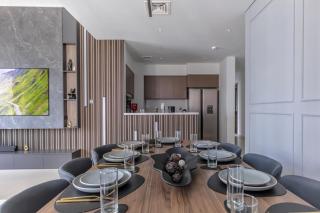 Luxurious 4BR Apartment w/ Prime Burj Khalifa View - Dubai - 2