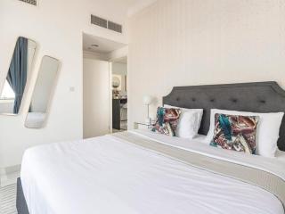 Frank Porter - Executive Bay - Dubai - 7