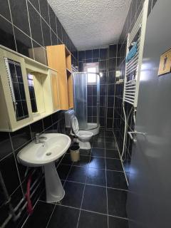 NEWBORN comfort HOSTEL the biggest hostel of town with best location - Pristina - 2