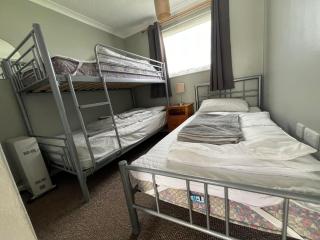 Bermuda Haven 26, Hemsby - Two bed chalet, sleeps 5, bed linen and towels included with onsite entertainment on a pet free site - Great Yarmouth - 6