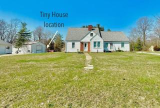 Trestle Creeks Farmhouse Fort Tiny House - Bloomington - 3