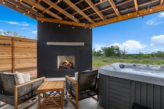 Ashlee's Farmhaus, Hot Tub, Fireplace, in town! - Fredericksburg - 0