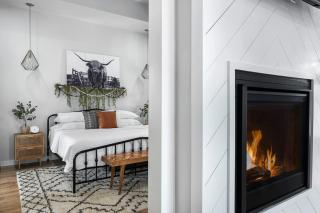 Ashlee's Farmhaus, Hot Tub, Fireplace, in town! - Fredericksburg - 8