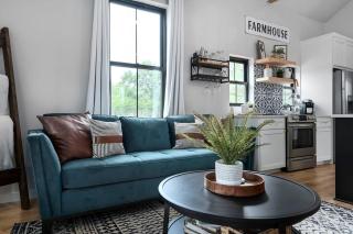 Ashlee's Farmhaus, Hot Tub, Fireplace, in town! - Fredericksburg - 5