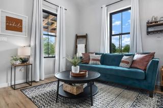 Ashlee's Farmhaus, Hot Tub, Fireplace, in town! - Fredericksburg - 4