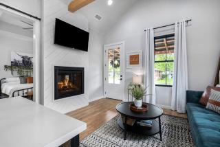 Ashlee's Farmhaus, Hot Tub, Fireplace, in town! - Fredericksburg - 3