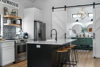 Ashlee's Farmhaus, Hot Tub, Fireplace, in town! - 2