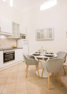 Modern and Stylish 2-Bedroom in the City Center - Budapest - 9