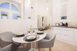 Modern and Stylish 2-Bedroom in the City Center - Budapest - 4
