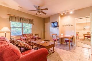 Branson Condo at Stonebridge Golf Resort with Pool and Wi-Fi close to Silver Dollar City - Reeds Spring - 4