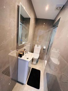 R1 - Newly renovated Private Self contained Room in Selly Oak Birmingham with bathroom shared between two rooms - Birmingham - 9