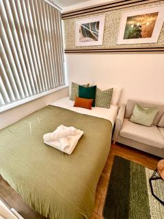 Cosy Private self-contained room Selly Oak Birmingham with bathroom shared between two rooms R2 - 8