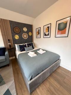 R3 - Newly Renovated Private Self Contained Room in Selly Oak Birmingham with bathroom shared between two rooms - 2