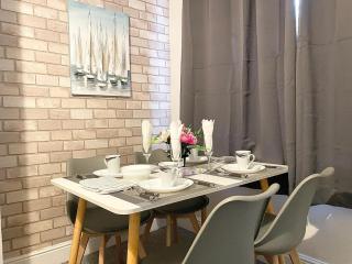 Cosy Home, Family & Contractor Friendly 4 Bedroom Near Leeds Centre, Sleeps 7 - Leeds - 2