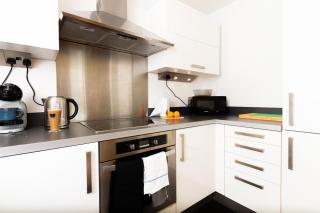 Central Gem: Cosy 2BR with Private Balcony - Manchester - 8