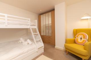Central Gem: Cosy 2BR with Private Balcony - Manchester - 9
