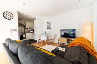 Central Gem: Cosy 2BR with Private Balcony - Manchester - 1