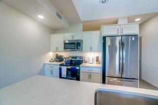 Luxury Penthouse overlooking Riverwalk w Free Parking Pet Friendly Centrally Located on the Riverwalk - San Antonio - 2