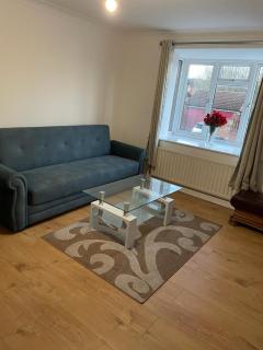 Charming Escape: 2BR Home with Parking - Aveley - 9