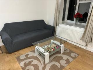 Charming Escape: 2BR Home with Parking - Aveley - 5
