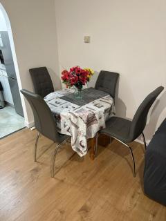 Charming Escape: 2BR Home with Parking - Aveley - 3