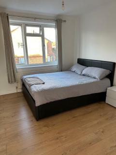 Charming Escape: 2BR Home with Parking - Aveley - 7