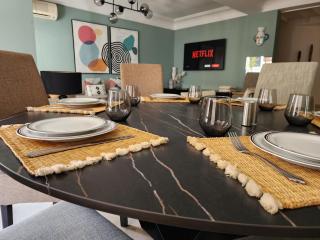 Number Nine Triangle d'Or by IB Signature - Chic 3-Bedroom family apartment in sought-after area, 24 x7 Security - Self check-in - Parking - City View with terrace - Walk to Cafes! City Centre - Casablanca - 5