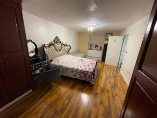 Enfield's Premier Holiday Oasis - Waltham Abbey - 4