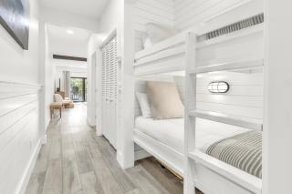 Palms of Seagrove D5, Steps to the Beach, Sleeps 4, Pool, 2 bikes and 5 mins from Seaside - Seagrove Beach - 6