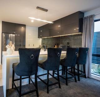 Villa Lusso - unwind in luxury and relax in the hot tub - Queenstown - 4