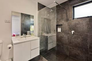 The Gorge Townhouse, stunning home & location! - Royal Park - 2