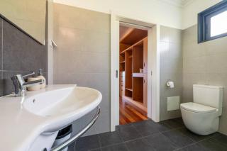 Luxury Haven: Heated Pool, AC & Sun - 7