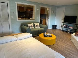 Family, Pet Friendly Sechelt Waterfront Home, Beach Access, Sleeps 14 - 3