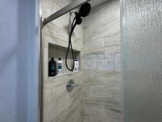 Modern Queen Room Near EWR - Elizabeth - 1